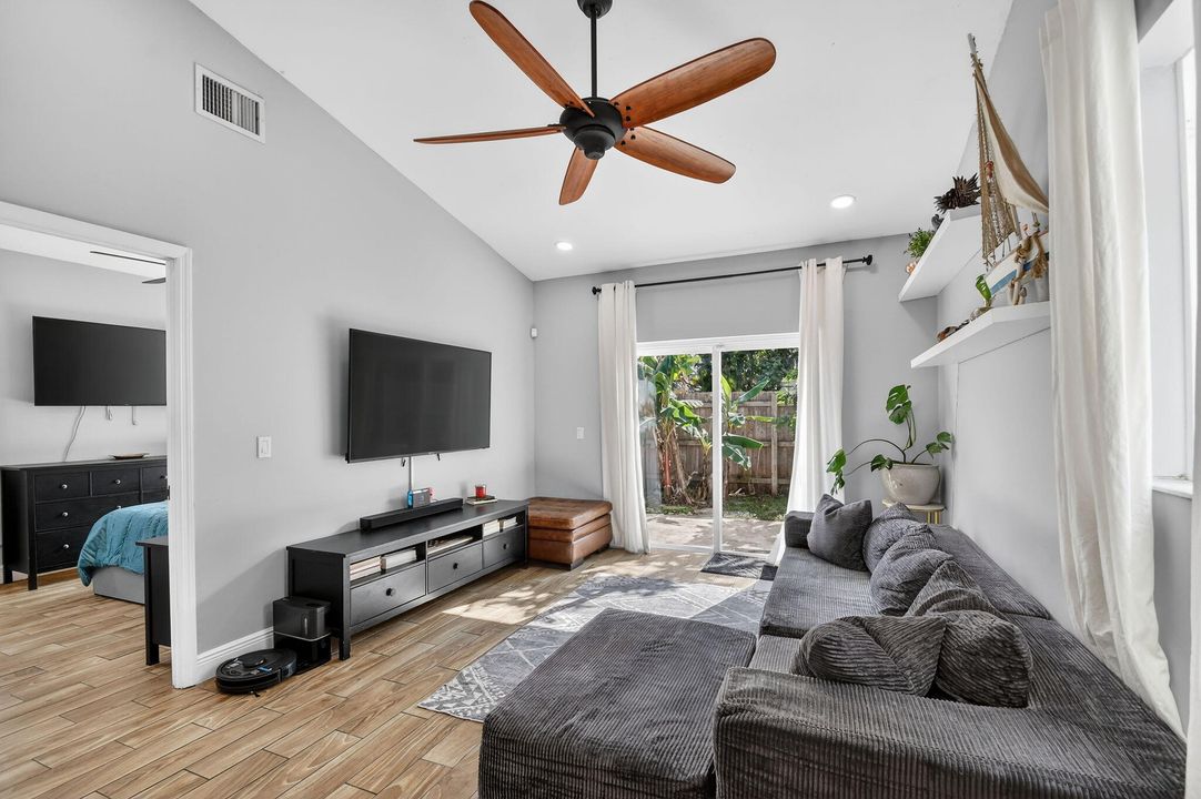For Sale: $479,000 (3 beds, 2 baths, 1155 Square Feet)