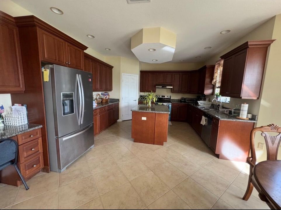 На продажу: $910,000 (6 спален, 3 ванн, 3662 Квадратных фут)