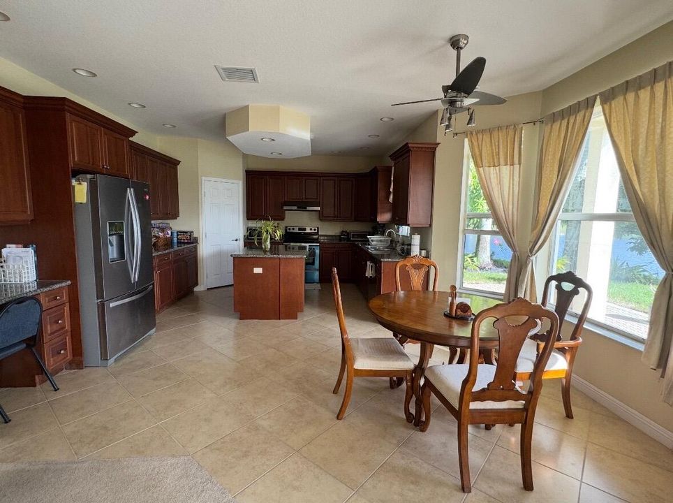 На продажу: $910,000 (6 спален, 3 ванн, 3662 Квадратных фут)