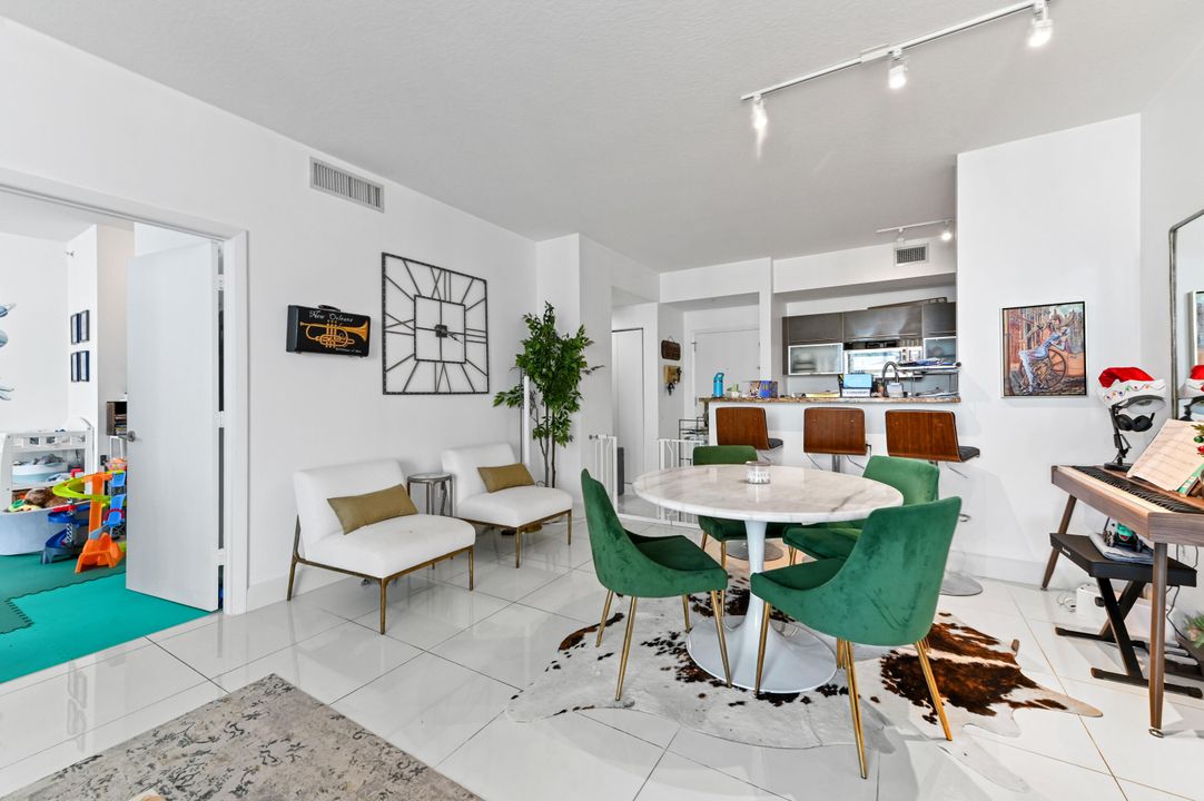 出租: $4,700 (2 贝兹, 2 浴室, 1205 平方英尺)