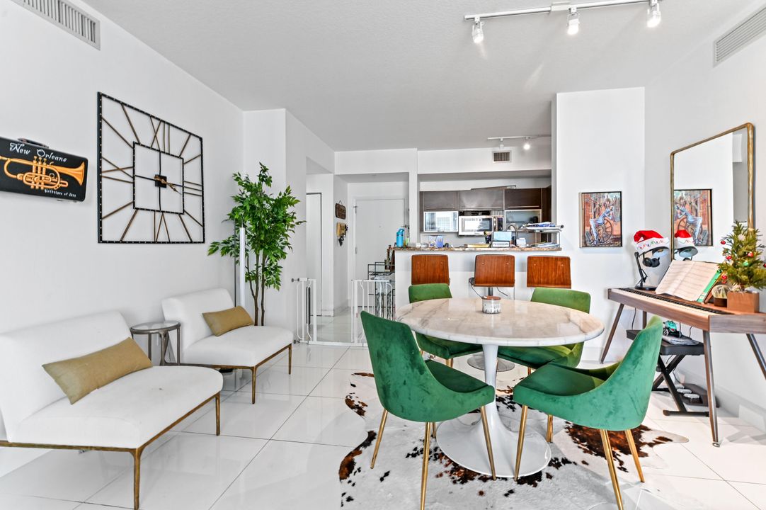 出租: $4,700 (2 贝兹, 2 浴室, 1205 平方英尺)