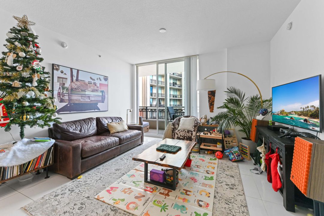 出租: $4,700 (2 贝兹, 2 浴室, 1205 平方英尺)