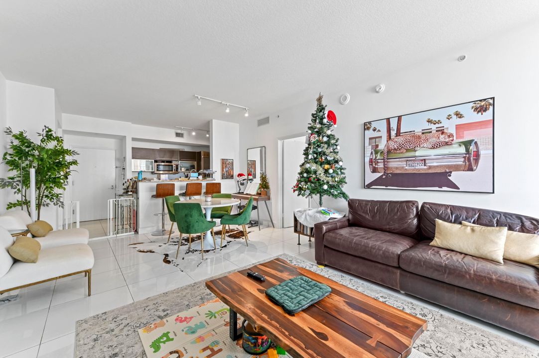 出租: $4,700 (2 贝兹, 2 浴室, 1205 平方英尺)