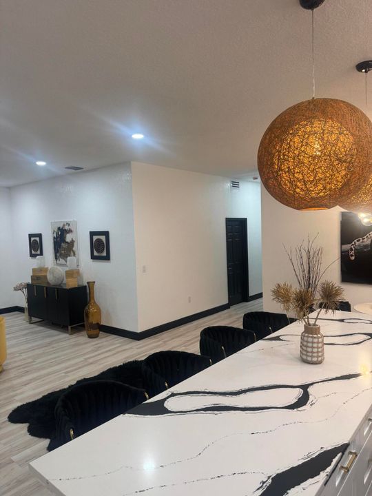 En Venta: $419,000 (4 camas, 2 baños, 2035 Pies cuadrados)