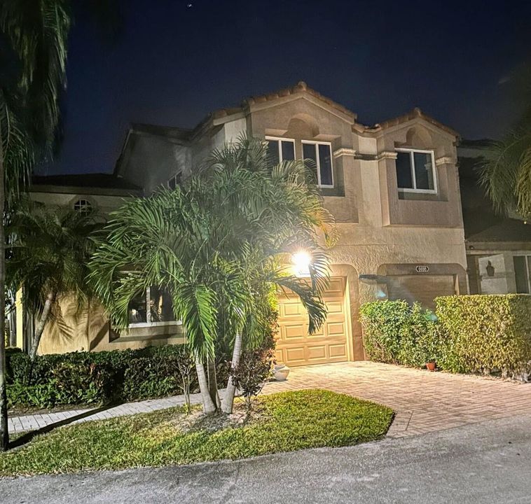 En Venta: $629,900 (3 camas, 3 baños, 1699 Pies cuadrados)