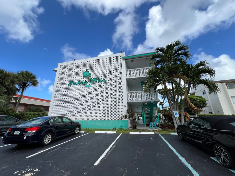 For Rent: $1,695 (1 beds, 1 baths, 720 Square Feet)