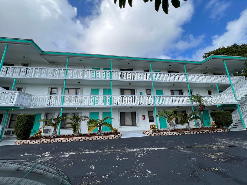 For Rent: $1,695 (1 beds, 1 baths, 720 Square Feet)