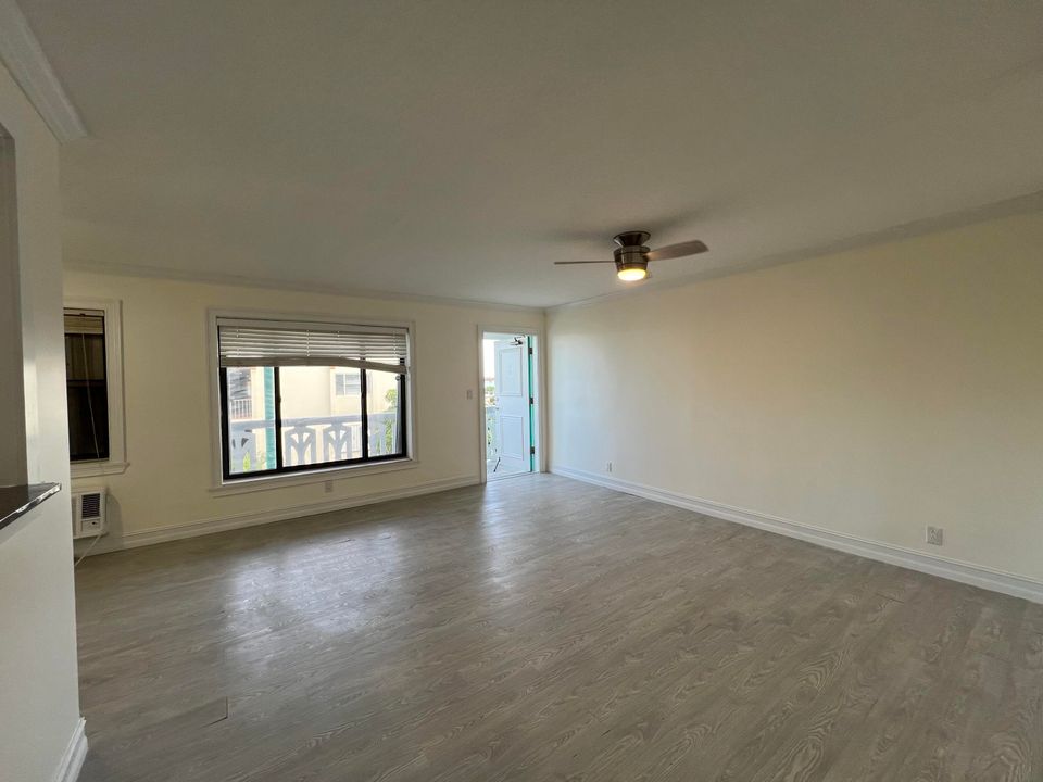 For Rent: $1,695 (1 beds, 1 baths, 720 Square Feet)