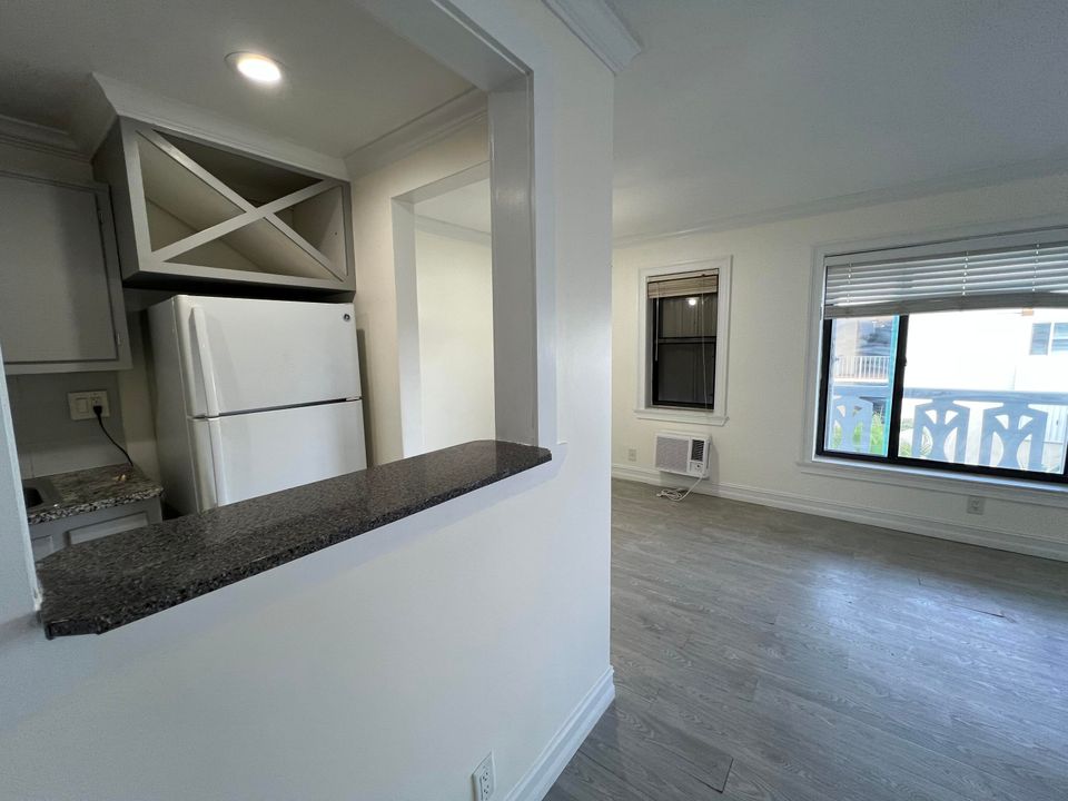 For Rent: $1,695 (1 beds, 1 baths, 720 Square Feet)