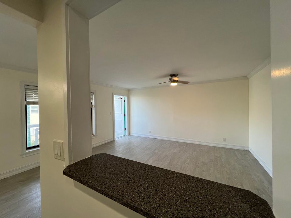 For Rent: $1,695 (1 beds, 1 baths, 720 Square Feet)