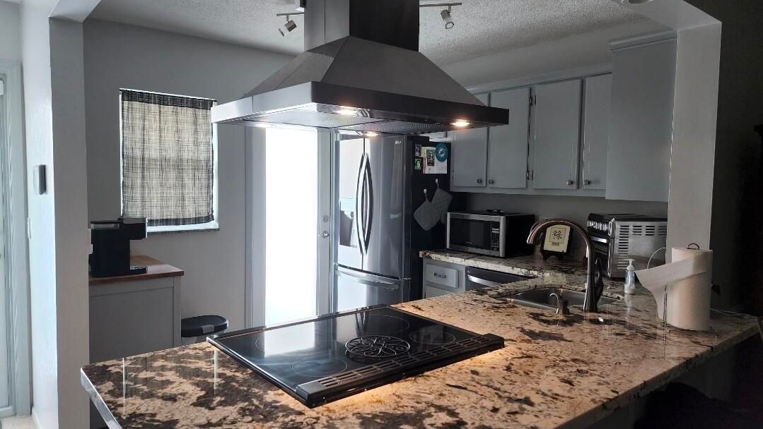 For Rent: $1,750 (2 beds, 2 baths, 860 Square Feet)