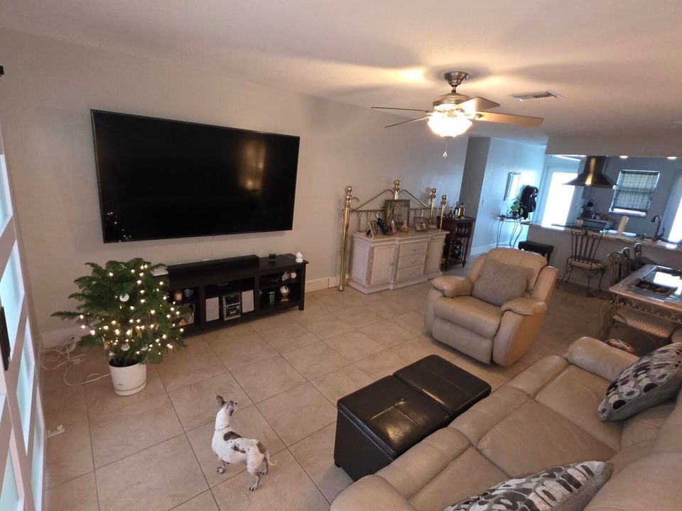 For Rent: $1,750 (2 beds, 2 baths, 860 Square Feet)