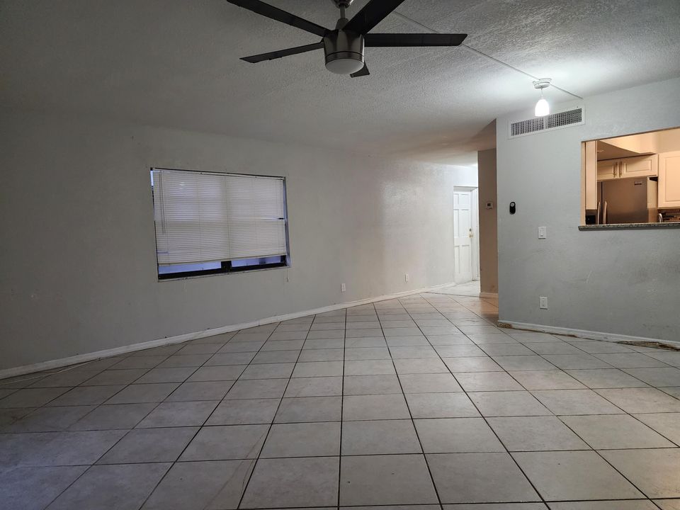 出租: $1,600 (1 贝兹, 1 浴室, 987 平方英尺)