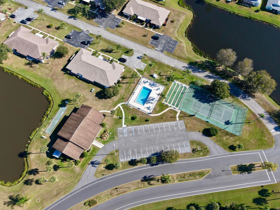 For Sale: $180,000 (2 beds, 2 baths, 1336 Square Feet)