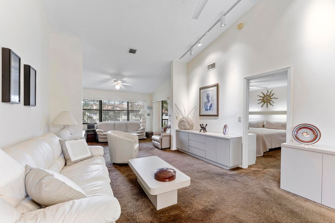 For Sale: $124,900 (2 beds, 2 baths, 1186 Square Feet)