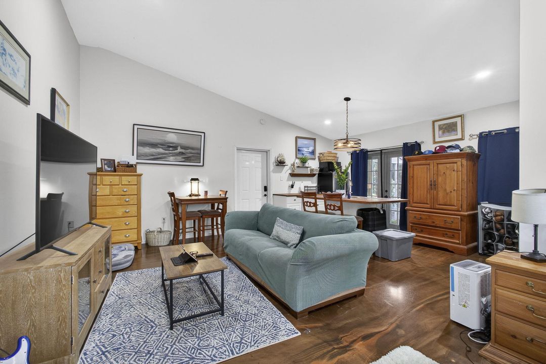 For Sale: $970,000 (4 beds, 3 baths, 2041 Square Feet)