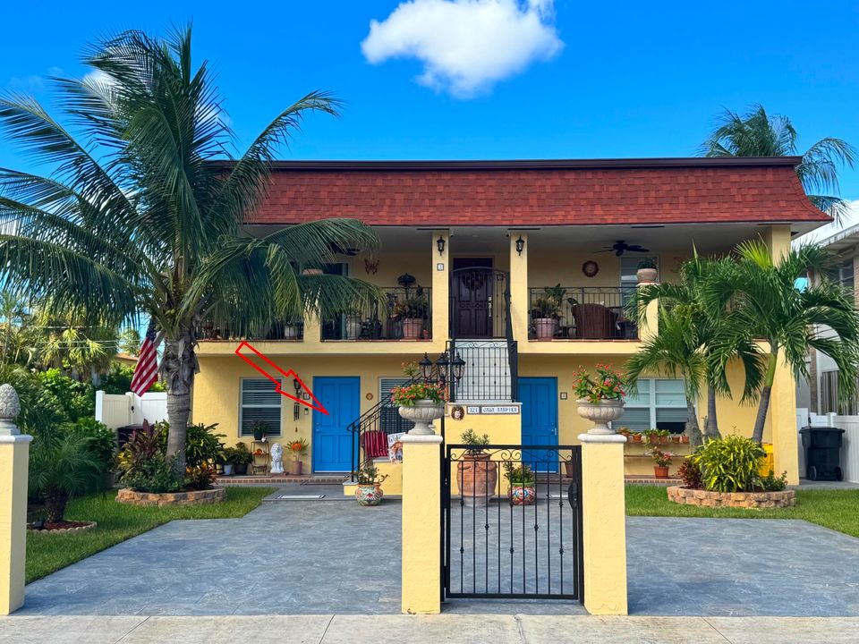 For Rent: $2,400 (2 beds, 2 baths, 900 Square Feet)