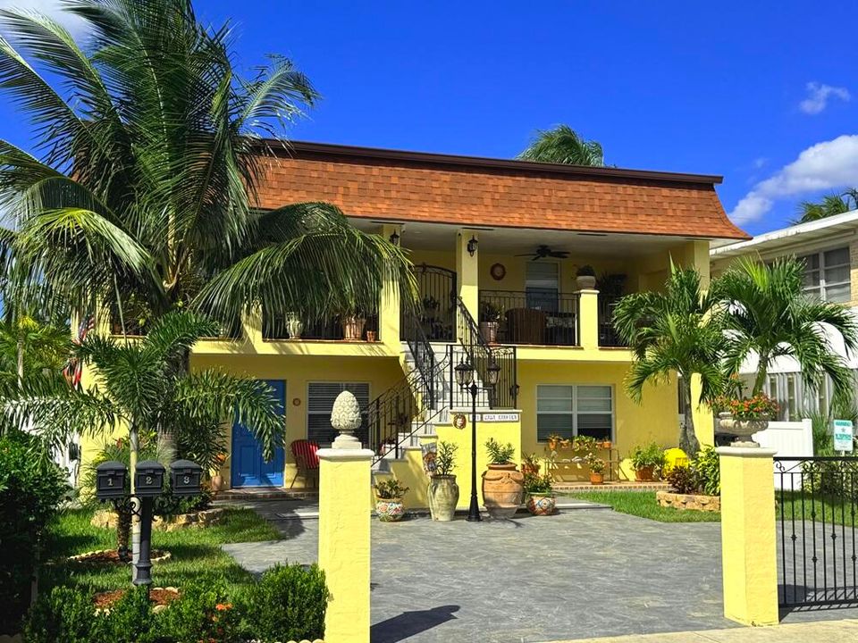 For Rent: $2,400 (2 beds, 2 baths, 900 Square Feet)