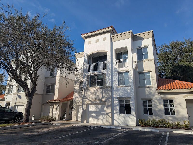 For Rent: $2,700 (3 beds, 2 baths, 1454 Square Feet)