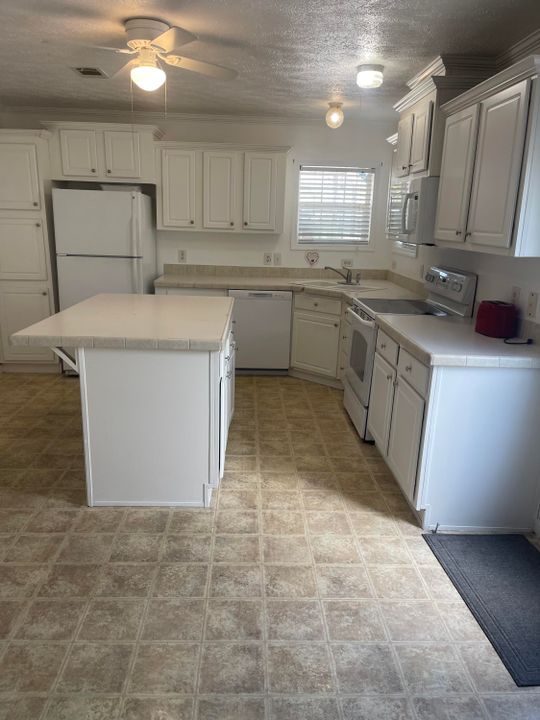 For Rent: $1,900 (2 beds, 2 baths, 1080 Square Feet)