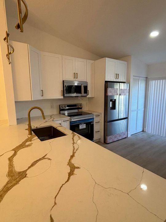 На продажу: $299,000 (2 спален, 2 ванн, 1370 Квадратных фут)