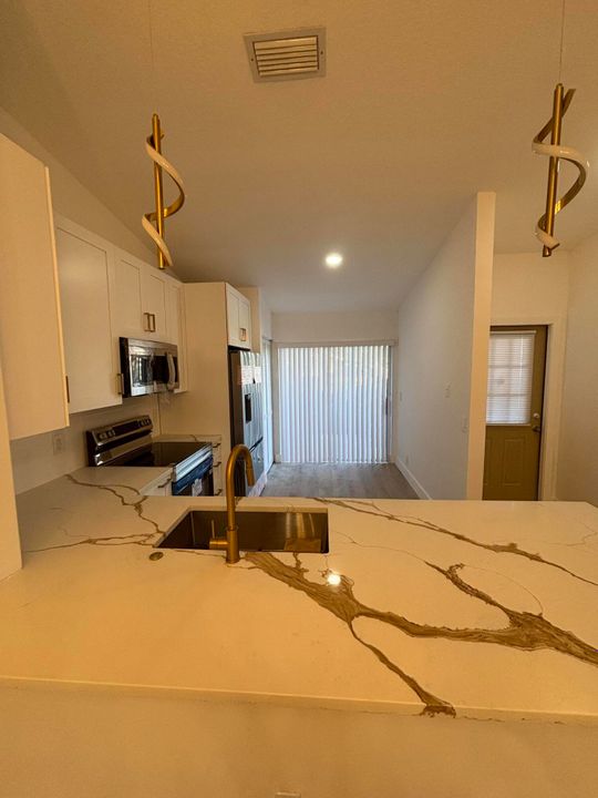 На продажу: $299,000 (2 спален, 2 ванн, 1370 Квадратных фут)