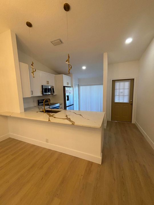 На продажу: $299,000 (2 спален, 2 ванн, 1370 Квадратных фут)