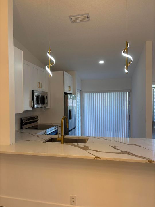 На продажу: $299,000 (2 спален, 2 ванн, 1370 Квадратных фут)