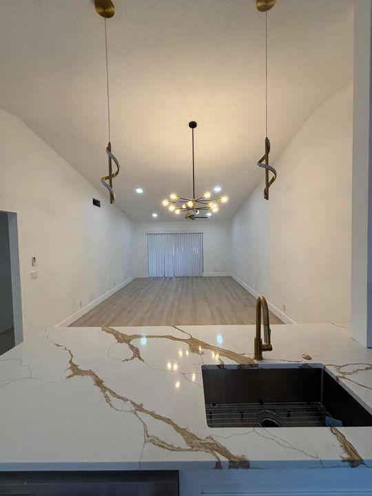 На продажу: $299,000 (2 спален, 2 ванн, 1370 Квадратных фут)