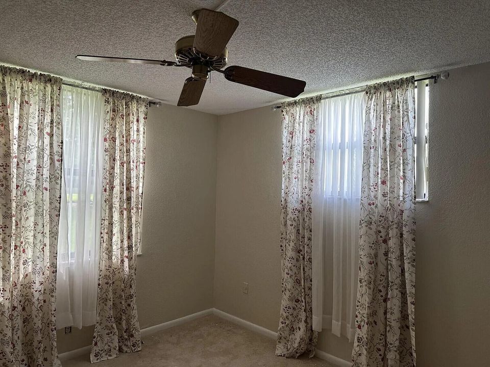 For Sale: $129,900 (2 beds, 2 baths, 1000 Square Feet)