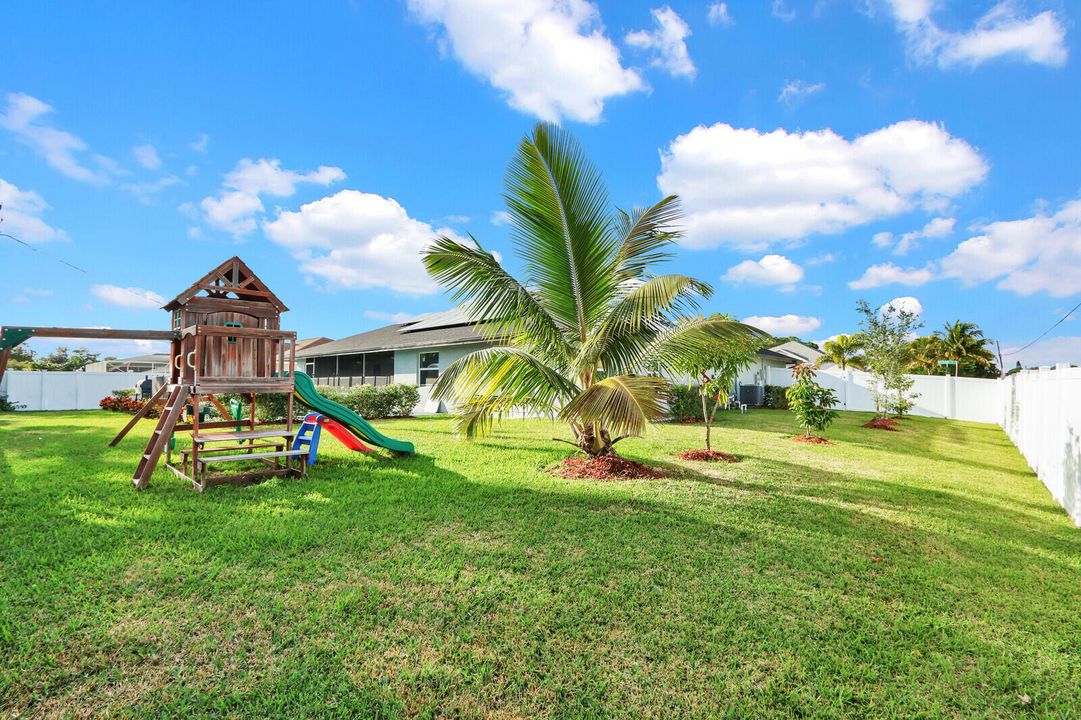 En Venta: $739,900 (4 camas, 3 baños, 2345 Pies cuadrados)