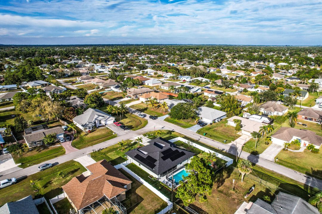 En Venta: $739,900 (4 camas, 3 baños, 2345 Pies cuadrados)