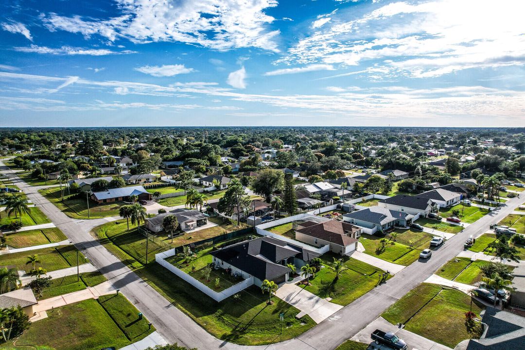 En Venta: $739,900 (4 camas, 3 baños, 2345 Pies cuadrados)