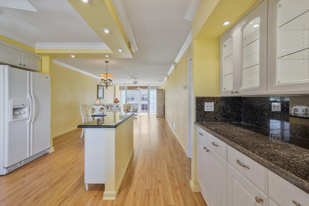 На продажу: $200,000 (2 спален, 2 ванн, 963 Квадратных фут)