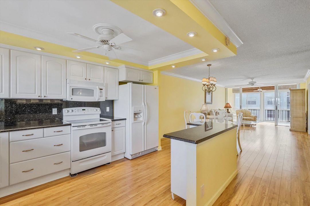 На продажу: $200,000 (2 спален, 2 ванн, 963 Квадратных фут)