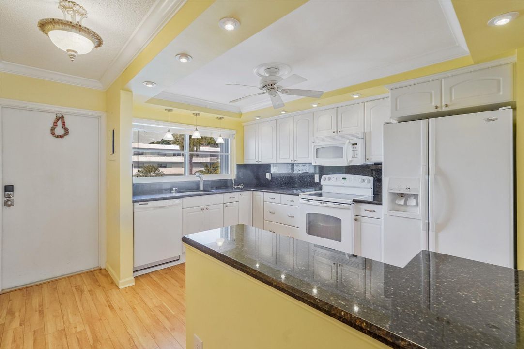 На продажу: $200,000 (2 спален, 2 ванн, 963 Квадратных фут)