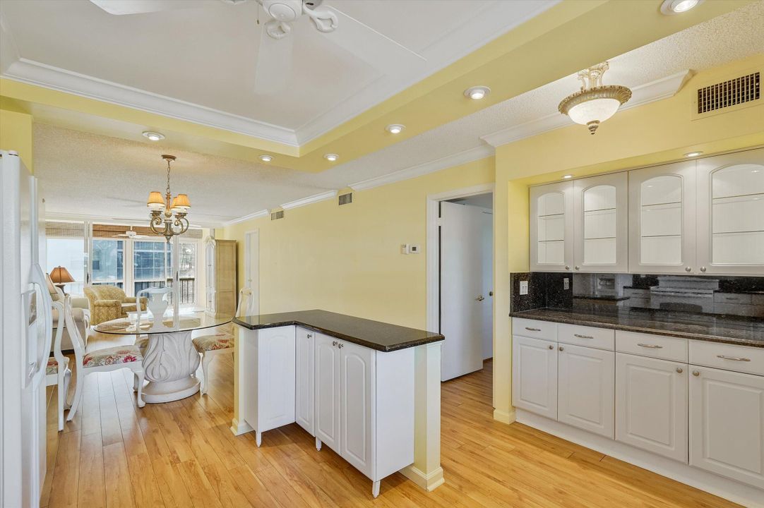 На продажу: $200,000 (2 спален, 2 ванн, 963 Квадратных фут)