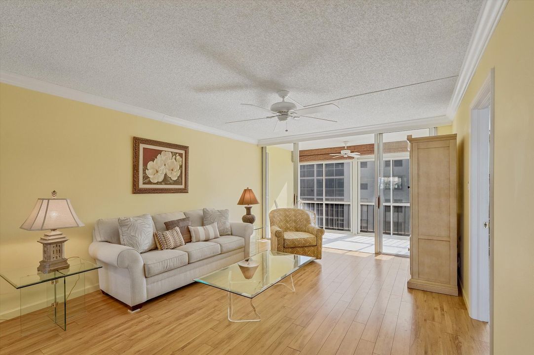 На продажу: $200,000 (2 спален, 2 ванн, 963 Квадратных фут)