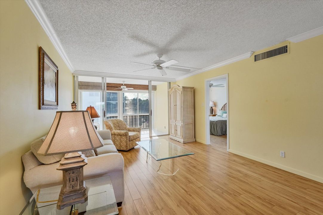 На продажу: $200,000 (2 спален, 2 ванн, 963 Квадратных фут)