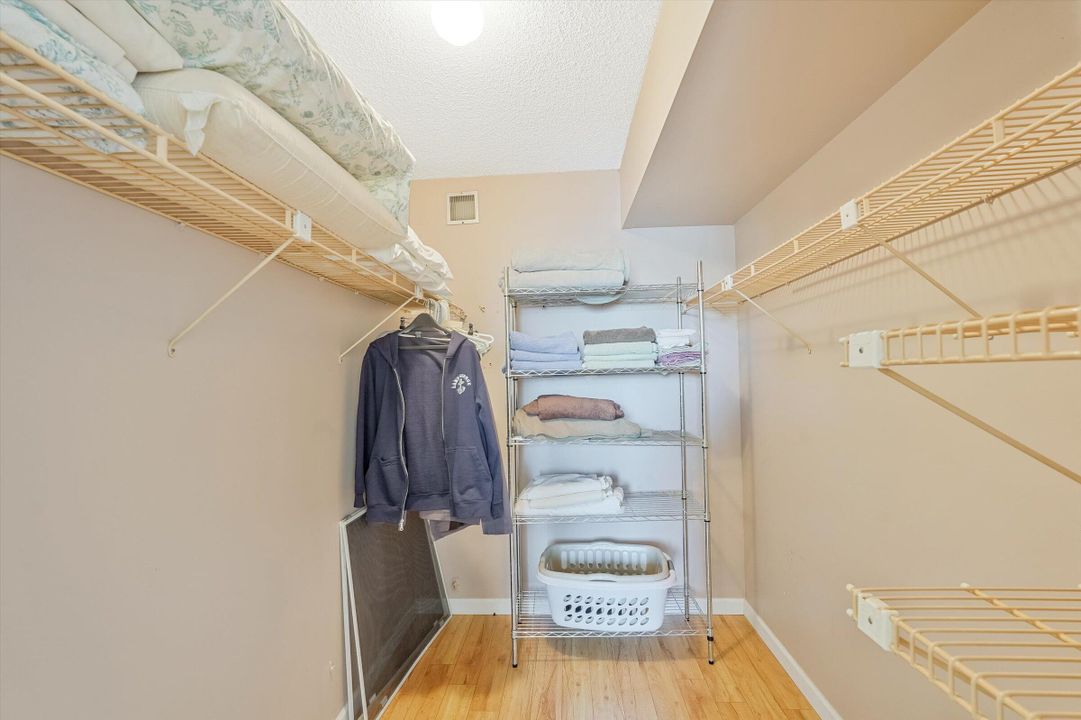 На продажу: $200,000 (2 спален, 2 ванн, 963 Квадратных фут)