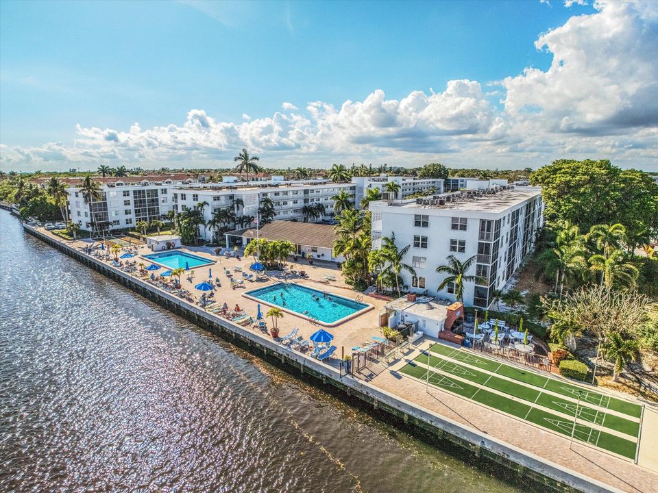 На продажу: $200,000 (2 спален, 2 ванн, 963 Квадратных фут)