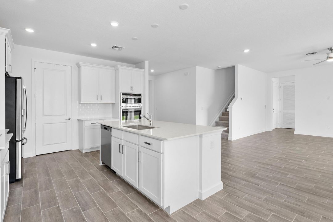 出租: $7,300 (5 贝兹, 3 浴室, 3325 平方英尺)