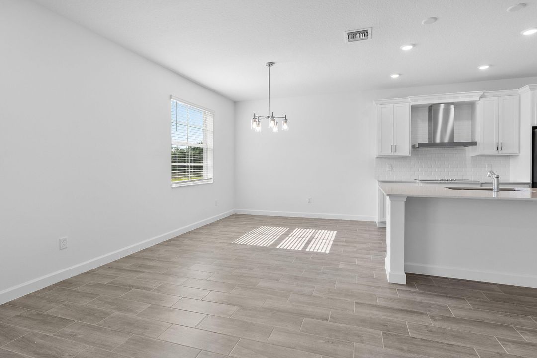 出租: $7,300 (5 贝兹, 3 浴室, 3325 平方英尺)