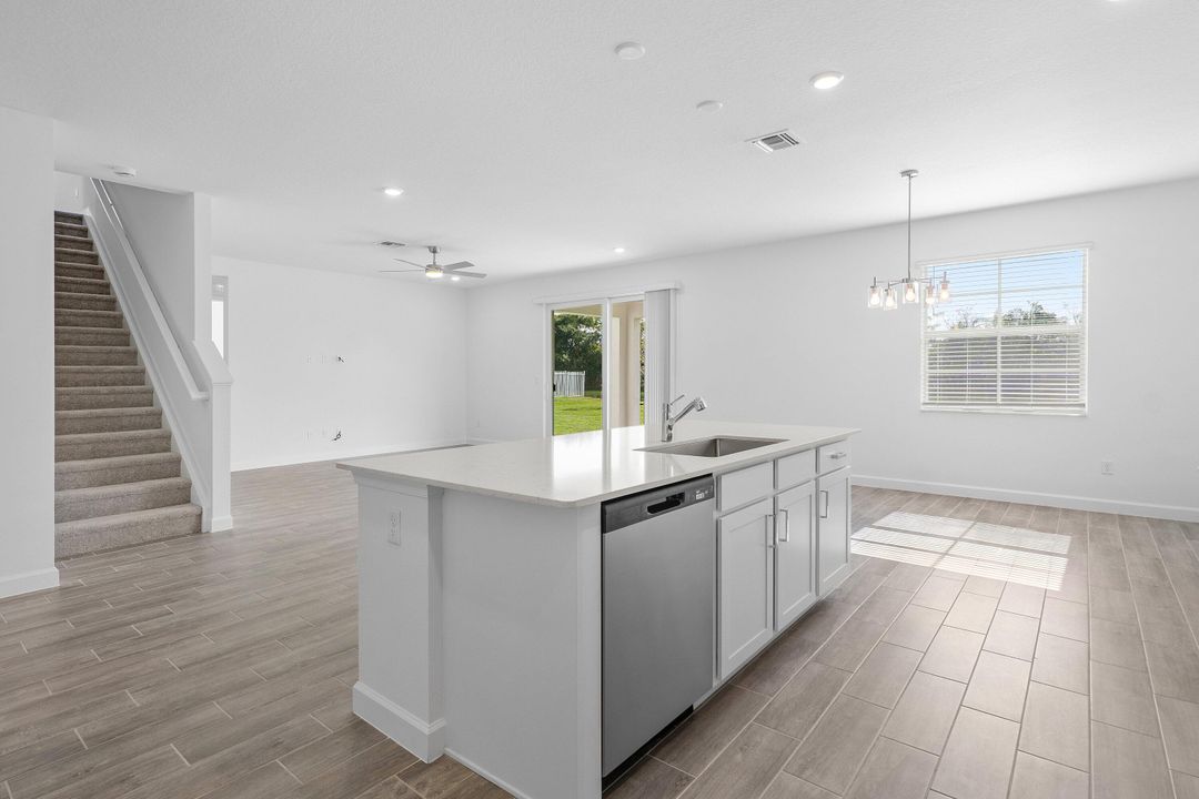 出租: $7,300 (5 贝兹, 3 浴室, 3325 平方英尺)