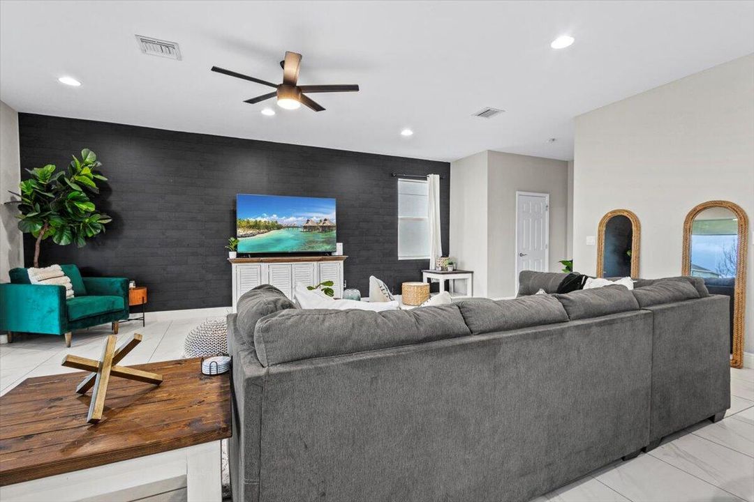 待售: $379,000 (3 贝兹, 2 浴室, 2429 平方英尺)