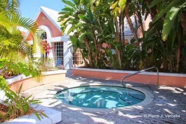 For Rent: $2,100 (1 beds, 1 baths, 696 Square Feet)