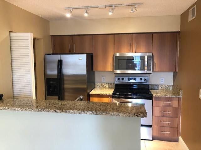For Rent: $2,100 (1 beds, 1 baths, 696 Square Feet)