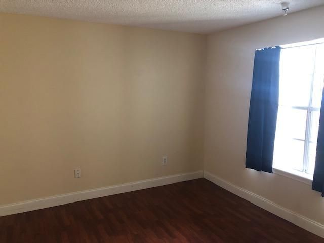 For Rent: $2,100 (1 beds, 1 baths, 696 Square Feet)