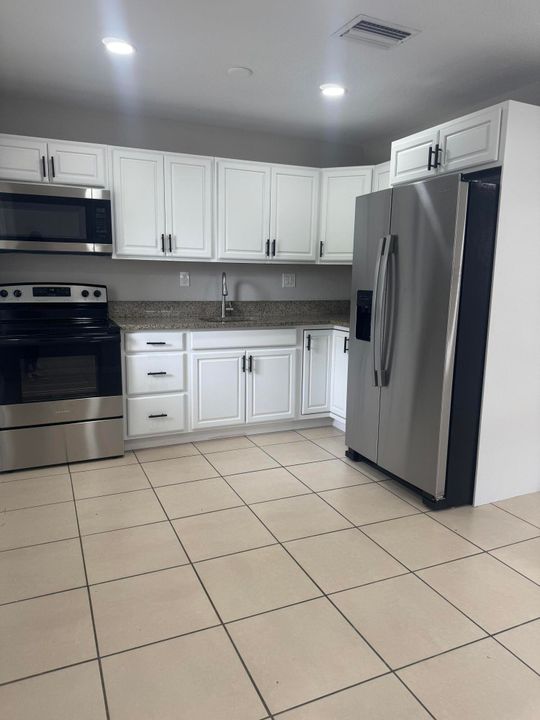 В аренду: $2,750 (3 спален, 1 ванн, 856 Квадратных фут)