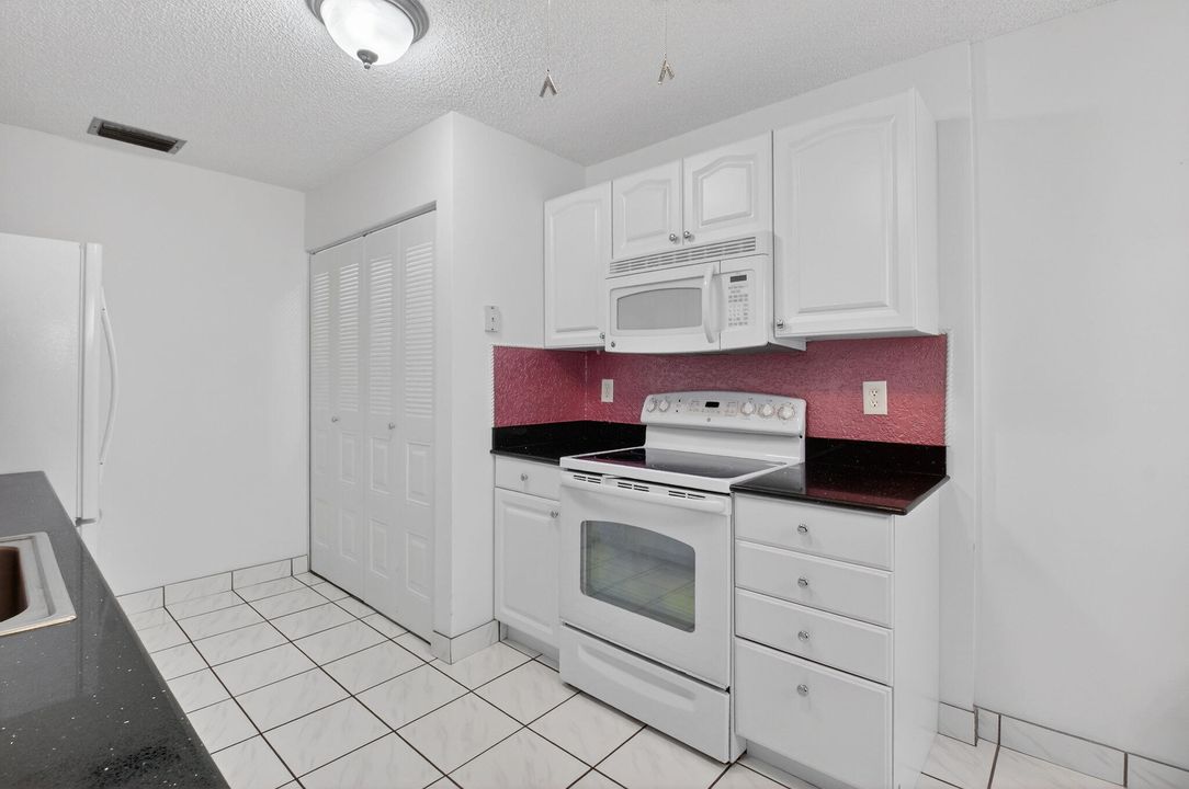 For Sale: $214,900 (2 beds, 2 baths, 1200 Square Feet)